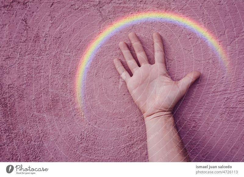 hand und regenbogen im rosa spaziergang, lgbt symbol Hand Wand Regenbogen Symbol LGBT-Symbol Farben farbenfroh schwuler Stolz Igbt-Flagge Vielfalt Toleranz