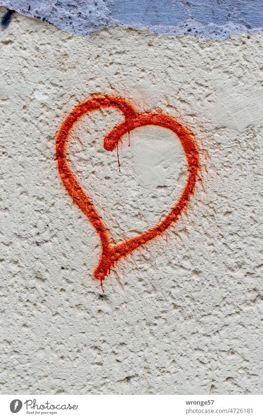 Ein mit roter Farbe an eine hellgraue Fassade gesprühtes Herz Graffito rote Farbe hellgraue Wand Mauer Graffiti Menschenleer Schmiererei Farbfoto Außenaufnahme
