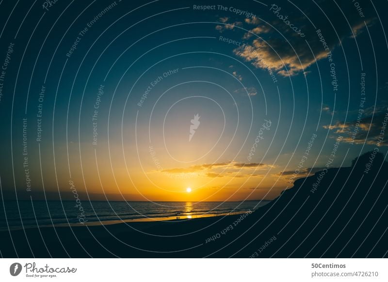 Dunkler Sonnenuntergang in Algarve Sommerurlaub Schatten Sonnenstrahl Gelber Himmel Morgen Umwelt Kontrast Ferien & Urlaub & Reisen Freiheit Sonnenaufgang