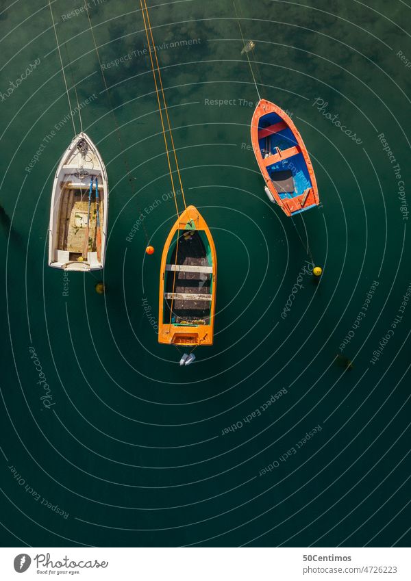 Drei bunte geackerte Boote - Luftaufnahme Meerwasser grün Wasserfahrzeug Schifffahrt Küste Bootsfahrt Ruderboot Drohnenansicht Blick nach unten Fischerboot