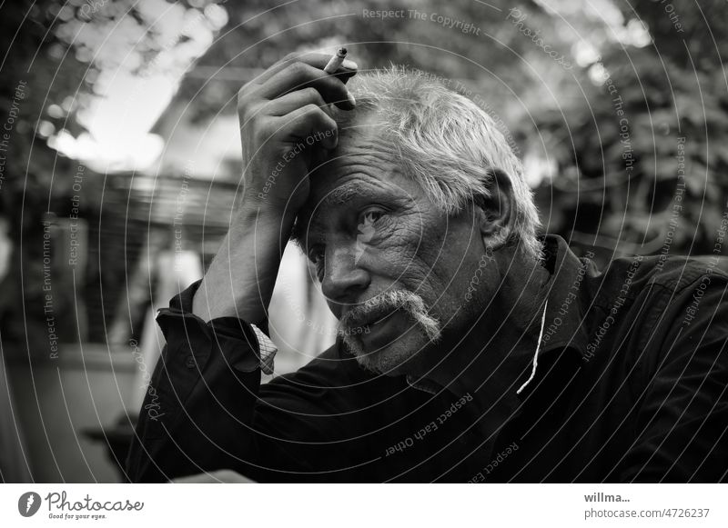 Nachdenklicher älterer Mann mit Zigarette Porträt nachdenklich Bart weißhaarig Raucher denken nachdenken Gesprächspartner Hoffnung erinnern Einsamkeit