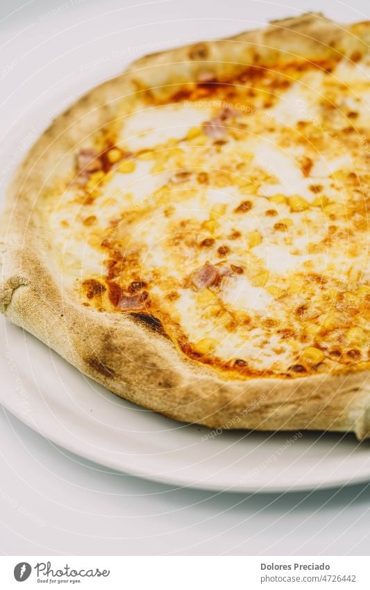 Hausgemachte Pizza nach neapolitanischer Art mit dicker Kruste Hintergrund gebacken Basilikum Käse klassisch gekocht knirschen Küche lecker Diät Abendessen