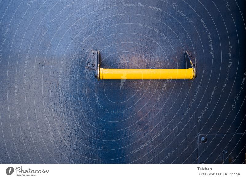 Blaue Tür mit gelbem Griff Anwesen Antiquität altehrwürdig blau Handgriff Muster Holz Zugang Adresse Bohemien bunt Farben Eingang Eingabe Vorderseite Grunge