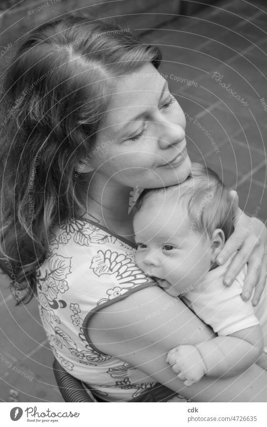 Mutter & Kind | Nähe und Geborgenheit erfahren. Menschen zwei Mutter und Kind Baby schwarzweiß Foto draußen Terrasse Mutterglück Mutterschaft Mutterschutz
