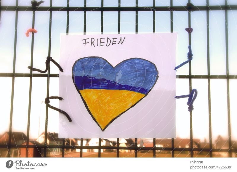 Herz Plakat blau gelb mit Friedenswunsch von Kindern bemalt Nationalfarben Ukraine Solidarität solidarisch Symbole & Metaphern gemalte Symbole Friedensbotschaft