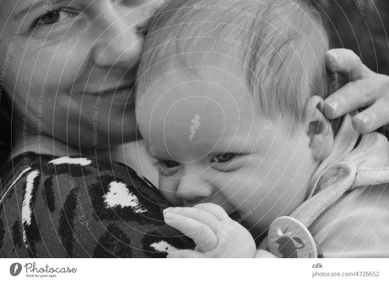Mutter & Kind | Freude & Glück Menschen Mutter und Kind Mutter und Baby Mutterglück Mutterliebe Mutterschaft Mutterschutz Mama Kleinkind auf dem Arm sein halten