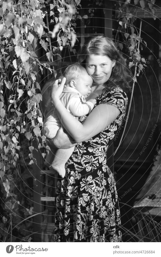 Mutter & Kind | Glück & Geborgenheit. Menschen Mutter und Kind Mutter und Baby Mama Kleinkind auf dem Arm halten tragen umarmen festhalten beschützen behüten
