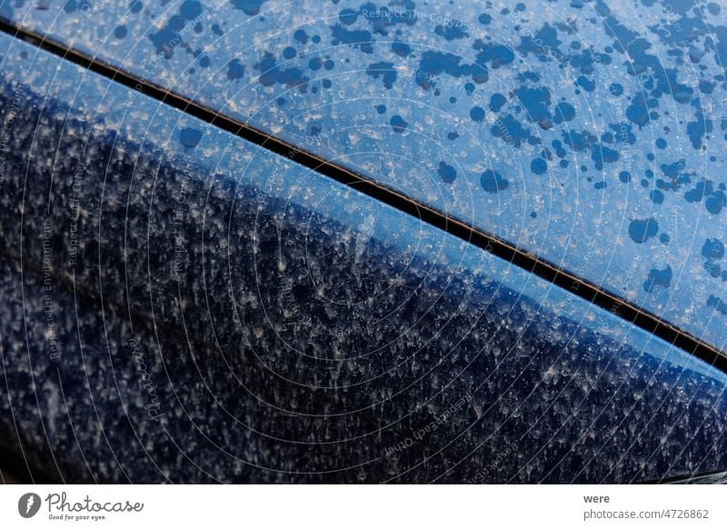 Kotflügel eines dunkelblauen Autos mit Saharastaubflecken nach Regen Fender Naturphänomene Sahara-Wind Sand Blutregen PKW Sandsturm Flecken Unwetter