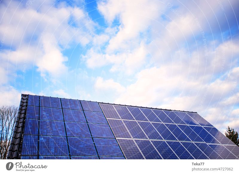verschiedene Solarmodule auf einem Dach solar Solardach Ökostrom saubere Energie Sonne Sonnenenergie Blauer Himmel Sonnenstrahlen Wolken Volt amper