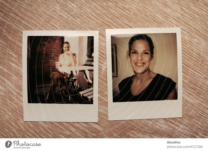 Zwei Polaroid- Bilder mit Portraits einer großen, schlanken, blonden Frau liegen auf einem Holztisch nebeneinander lächeln lachen Freude analog Körnung
