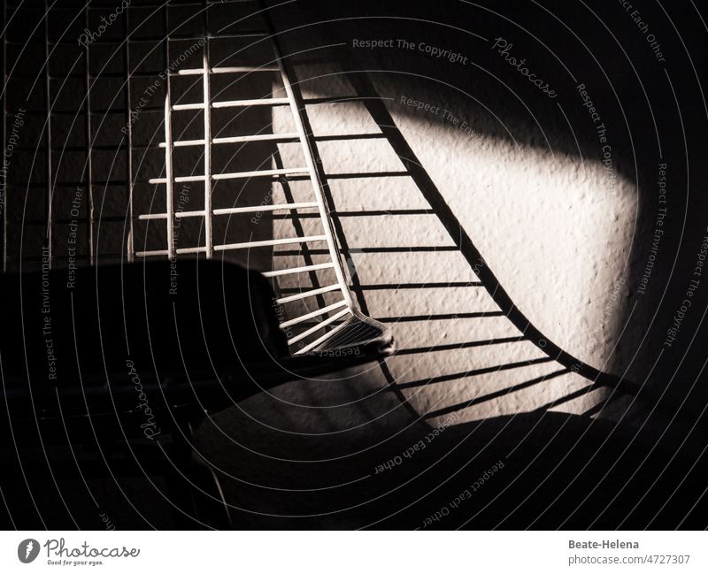 Vor und hinter Gittern Muster Licht Schatten Symbolik Strukturen & Formen Menschenleer abstrakt Metall Linie Detailaufnahme Konstruktion Barriere Sicherheit
