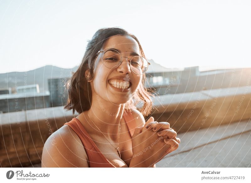 Porträt einer jungen Frau in Sportkleidung nach einem Training im Freien, glücklicher Lebensstil Sport. Porträt von glücklichen fit Menschen. Sport Menschen Workout-Konzept bei Sonnenuntergang, super Lächeln und Brille