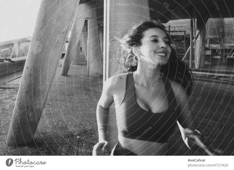 Porträt der jungen Frau joggen läuft aus dem Fokus mit Korn Training im Freien, glücklichen Lebensstil sport.Portrait der glücklichen fit people.Sport Menschen Workout-Konzept während des Sonnenuntergangs, super Lächeln und Brille