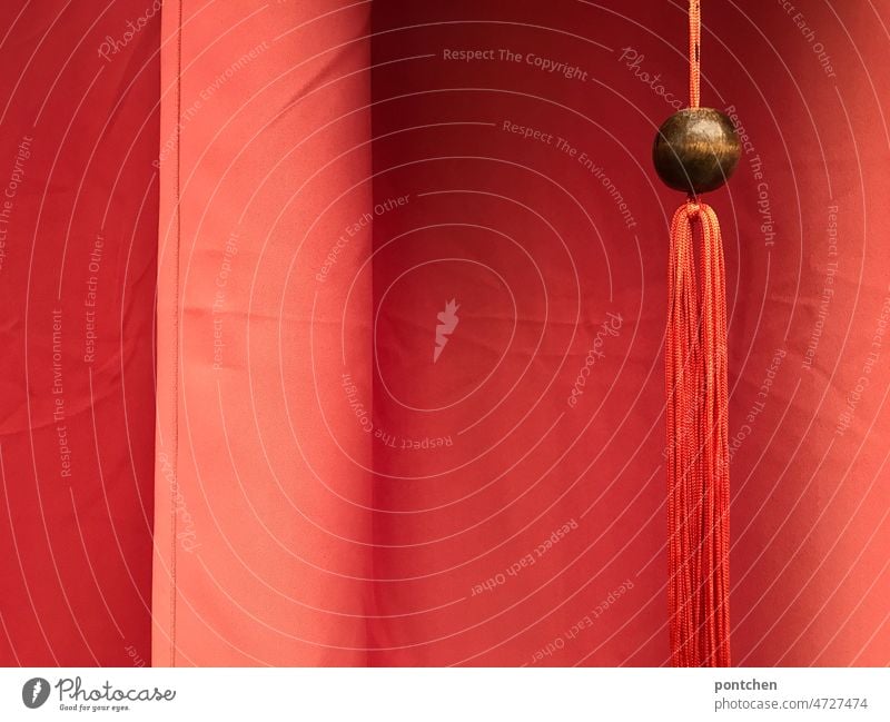 Monochrom. Alles rot. Teile eines chinesischen lampions vor rotem Hintergrund in einem Schaufenster. Dekoration Lampion dekoration monochrom