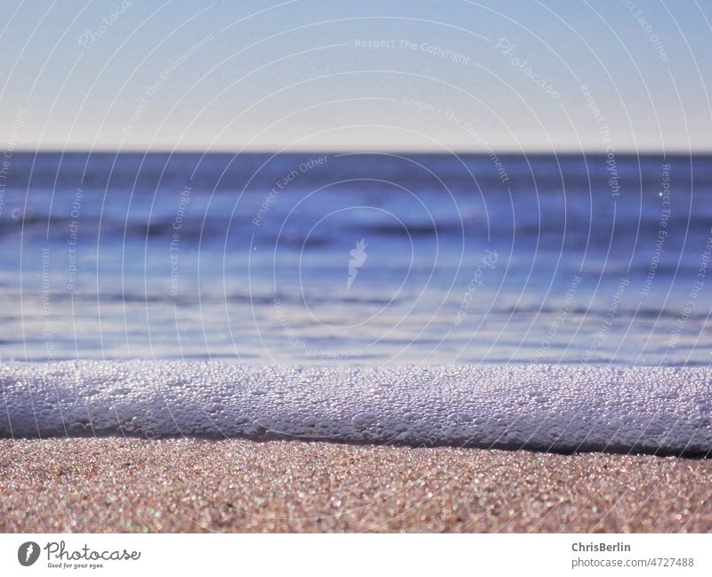 Kleine Nordseewelle direkt am Strand Meer Wasser Sand Küste Wellen Ferien & Urlaub & Reisen Natur Himmel Erholung Horizont Landschaft blau Außenaufnahme