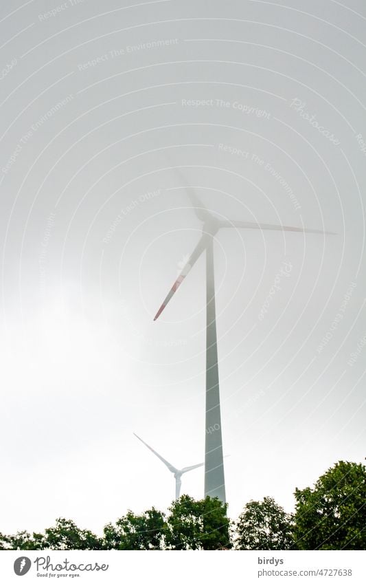 Windrad, Windkraftanlage im Nebel. neblig Erneuerbare Energie Energiewirtschaft Ukrainekrieg Klimawandel Mindestabstand umweltfreundlich nachhaltig Ausbau