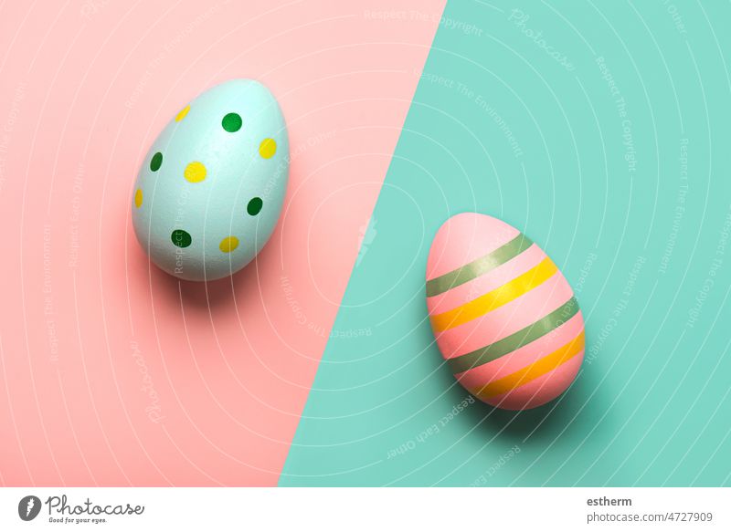 Frohe Ostern. Draufsicht auf bunt bemalte Ostereier bemalte Eier frohe Ostern abstrakt süß Stillleben Hähnchen farbige Ostern Kaninchen Hase Schokoladen-Eier