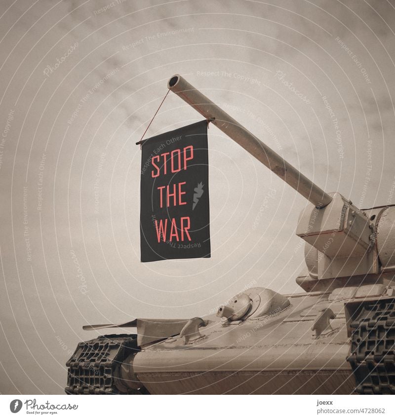 STOP THE WAR stop the war panzer krieg frieden kanonenrohr fahne banner Krieg Frieden Zeichen Hoffnung Friedenswunsch Ukraine Peace Symbole & Metaphern