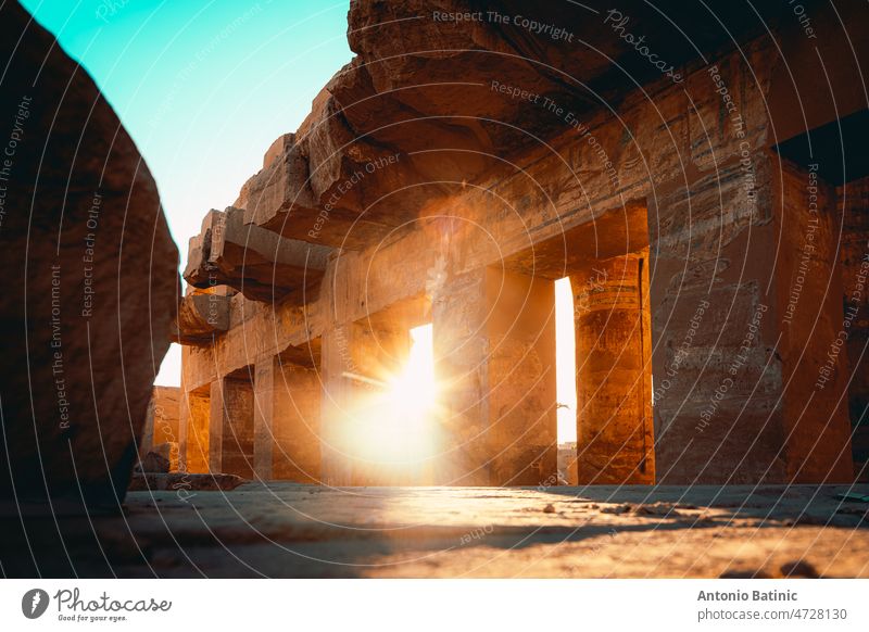 Ausgerichtet Schuss der alten ägyptischen Säulen in Karnak Tempel in Luxor, alten Tempel für die Öffentlichkeit zugänglich. Überreste der großen ägyptischen Zivilisation. Sonnenstrahlen stoßen durch die Säulen