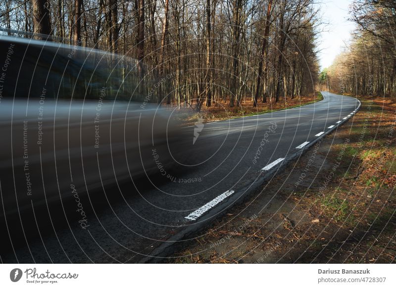 Ein Auto fährt schnell auf einer Straße durch den Wald PKW Geschwindigkeit Transport Bewegung fahren Asphalt reisen Unschärfe Laufwerk Autobahn Verkehr