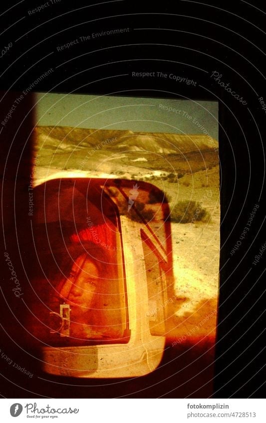 analoges Selfie Rückspiegel Frau Selbstporträt Spiegelbild retro Scan kreativ Wüste Collage experimentell Identität träumen kamera Doppelbelichtung 35mm