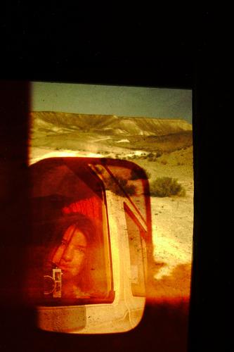 analoges Selfie Rückspiegel Frau Selbstporträt Spiegelbild retro Scan kreativ Wüste Collage experimentell Identität träumen kamera Doppelbelichtung 35mm