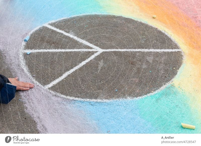 Peace Symbol auf Asphalt mit farbiger Kreide gemalt zusammenhalt zeichen freundschaft regenbogenfarben Demonstration peacezeichen Frieden Kreideschrift