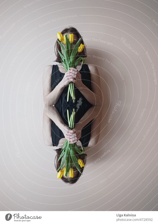 Frau hält einen Strauß gelber Tulpen in einem manipulierten Foto in gespiegelter Version Porträt Mensch Junge Frau Farbfoto Erwachsene feminin 18-30 Jahre