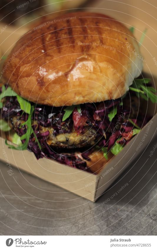 köstlicher Veggie Burger zum mitnehmen in Kraftpapierbox to go zum Mitnehmen essen und trinken Essen Fastfood burger Burgerlove Burgerbrötchen