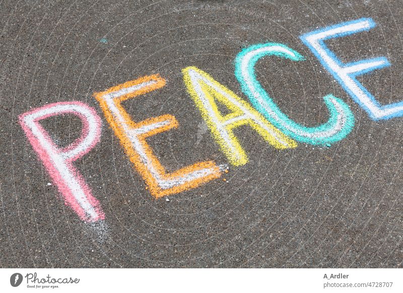 Farbiger Schriftzug PEACE auf Asphalt Peace peacezeichen Frieden Friedenssymbole friedenszeichen Kreide Kreidezeichnung Kreideschrift Kreiden Farbe farbenfroh