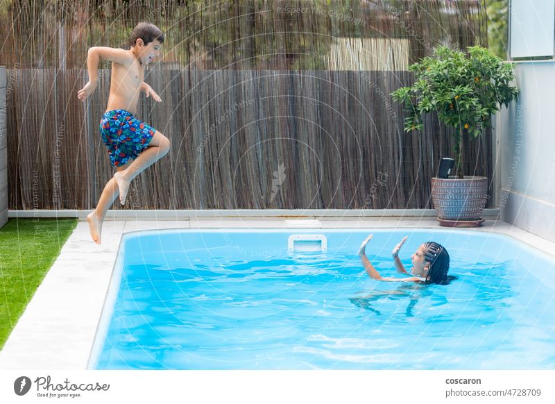 Zwei Kinder spielen in einem Schwimmbad Aktion Strand blau Kindheit spielende Kinder Gefahr Sinkflug aufregend Familie Spaß Mädchen Fröhlichkeit Glück Feiertag