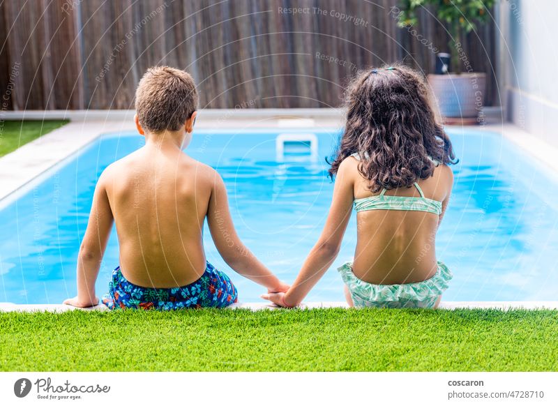 Zwei kleine Kinder am Rande des Swimmingpools. Rückansicht Aktivität Rücken schön Junge Bruder Hermandad Kaukasier Kindheit niedlich Tochter Saum Genuss