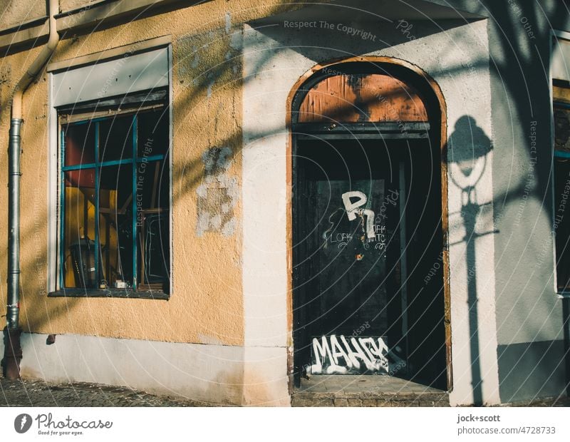 berüchtigte Kneipe vorübergehend geschlossen Tür Ecke Wand Straßenbeleuchtung Schattenspiel Berlin-Wedding Fenster Sonnenlicht Silhouette authentisch Fallrohr