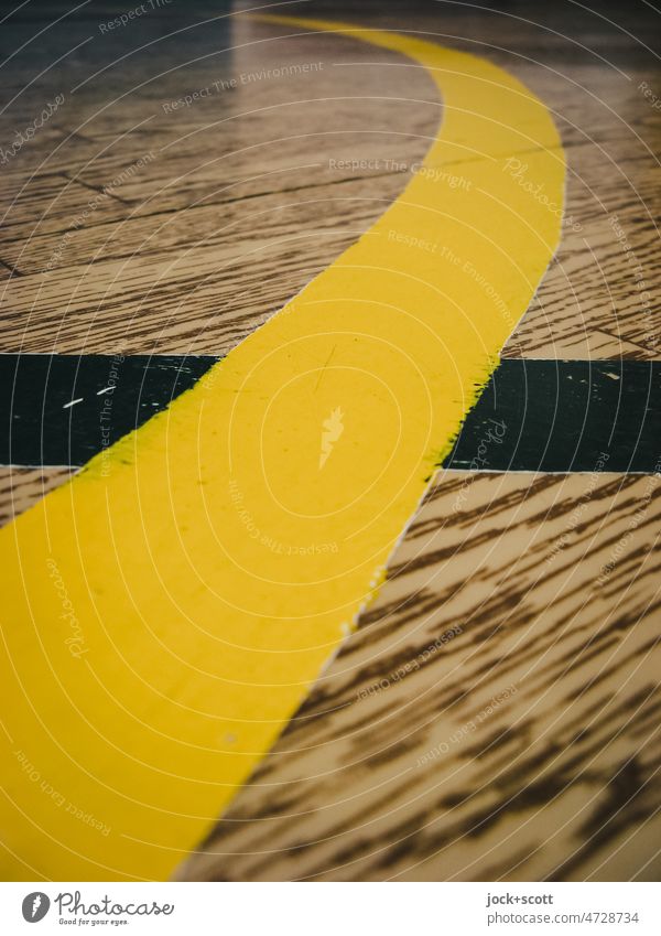 Schwarze und Gelbe Linie kreuzen sich Bogen DDR Detailaufnahme Bodenbelag Strukturen & Formen retro Markierungslinie Linienstärke Holzimitat abstrakt