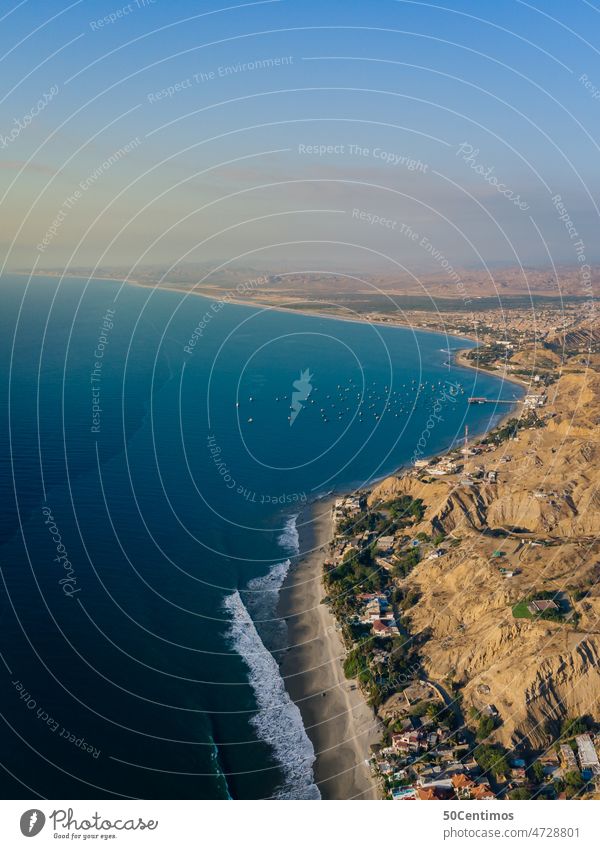 über Mancora, Peru - Luftaufnahme Meerwasser Küste Drohnenansicht Blick nach unten Außenaufnahme Farbfoto Menschenleer Ferien & Urlaub & Reisen Sommerurlaub
