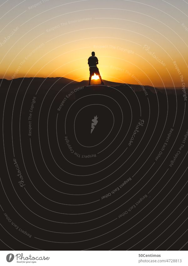 Silhouetten von Wanderer bei Sonnenuntergang Spaziergang Ausflug Außenaufnahme Landschaft Himmel Gegenlicht Schönes Wetter Wüste Berge Farbfoto von hinten Natur