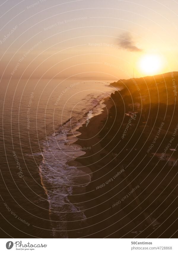Morgenstimmung über dem Meer Drohnenansicht Luftaufnahme Blick nach unten Farbfoto Menschenleer Ferien & Urlaub & Reisen Ferne Außenaufnahme Haus dorf Peru