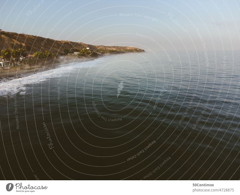 Peruanische Küste - Luftaufnahme Meerwasser Drohnenansicht Blick nach unten Außenaufnahme Farbfoto Menschenleer Ferien & Urlaub & Reisen Sommerurlaub Wasser