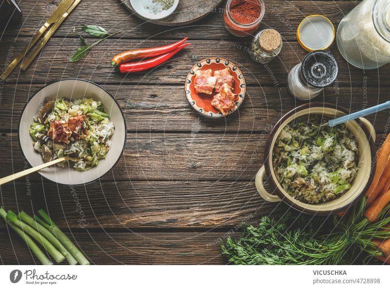 Lebensmittel Hintergrund mit Reisgericht in Schüssel mit Lauch und Fleisch, Gemüse, Chili, Kräuter Speise Schalen & Schüsseln Porree Lebensmittelhintergrund