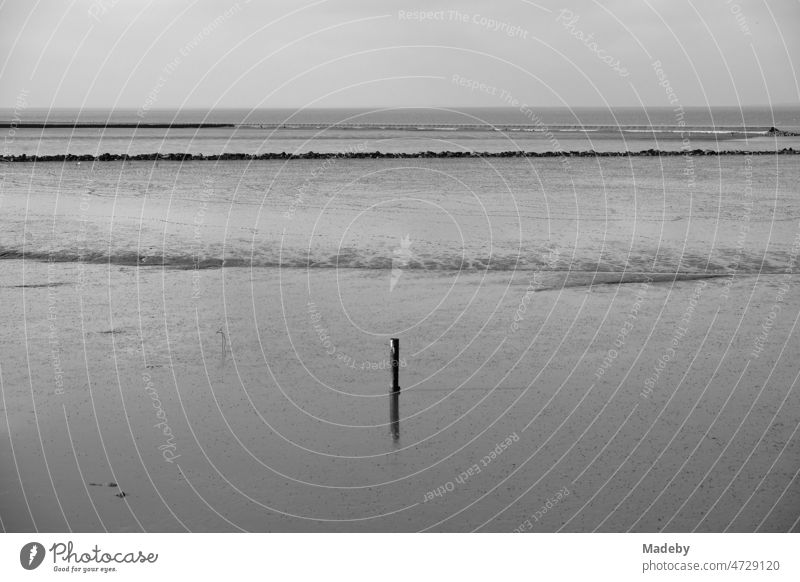 Das Weltkulturerbe Wattenmeer in Bensersiel bei Esens in Ostfriesland an der Küste der Nordsee, fotografiert in klassischem Schwarzweiß panorama deutsch