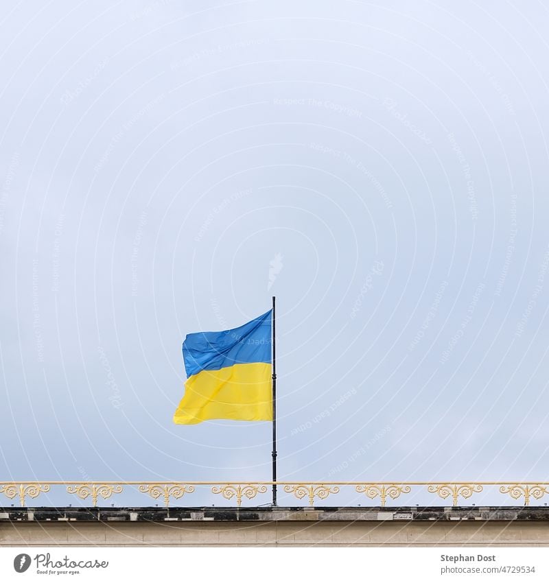 Ukrainische Flagge als Zeichen der Solidarität über dem Alten Museum in Berlin Deutschland Europa Ukraine Fahne blau-gelb Kultur historisch ukrainisch