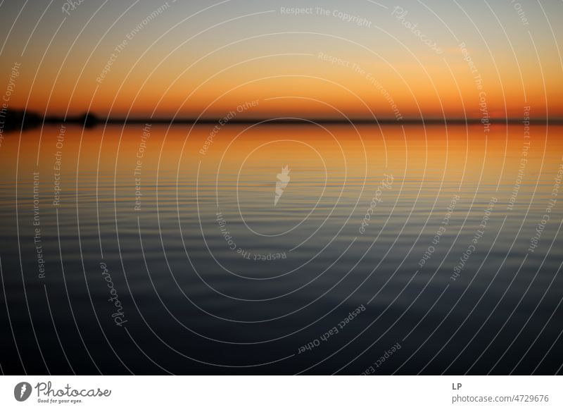 Sonnenuntergang auf der Wasseroberfläche und Horizont in der Ferne Zentralperspektive Reflexion & Spiegelung Kontrast Schatten Textfreiraum unten Menschenleer