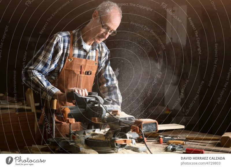 Schreiner bei der Arbeit in der Werkstatt. Zimmerer Handwerk Person Industrie Mann Gerät Werkzeug Holzarbeiten Schreinerei Konstruktion Möbel hölzern