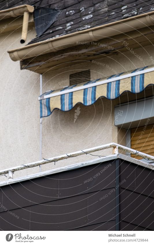 Wohnen Balkon Markise Dach Außenaufnahme Architektur Fassade Stadt städtisch städtisches Leben Gebäude traurig