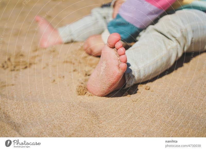 Nahaufnahme der Füße eines Kleinkindes mit Sand vom Strand Fuß Baby-Strand schließen Jeanshose filigran niedlich zerbrechlich spielen Haut Pflege Sonne sonnig