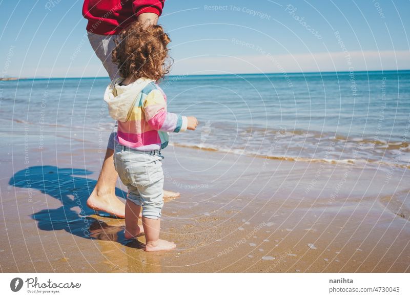 Junger alleinerziehender Vater nimmt seine kleine Tochter mit, um das Meer zu entdecken Familie Liebe Papa Baby Mädchen Strand Feiertage erkunden reisen MEER