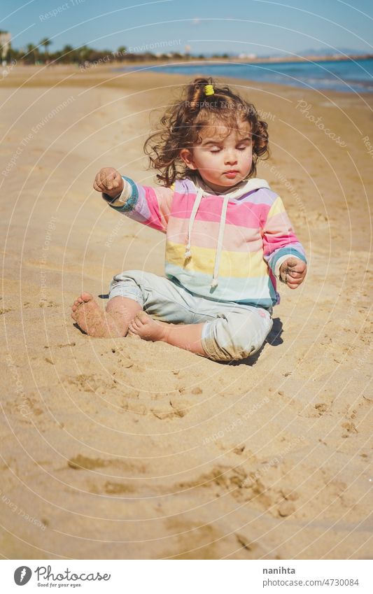 Kleines Mädchen beim Meditieren am Strand Achtsamkeit Yoga Gleichgewicht Ausgeglichenheit Baby Meditation geistig conscius Kleinkind Kind Feiertage Saison