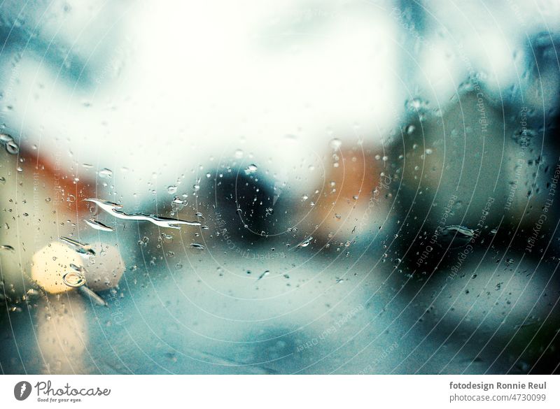 Beifahrerperspektive Regenwetter im rechten Außenspiegel Auto nass Wasser unterwegs Nahaufnahme Detailaufnahme Wetter feucht Farbfoto Herbst ungemütlich