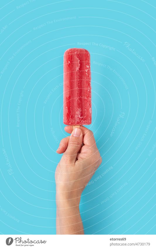 Die Hand hält ein Erdbeer-Eis Hintergrund kalt farbenfroh cool Sahne Dessert Geschmack Lebensmittel frisch frostig gefroren Frucht Beteiligung selbstgemacht