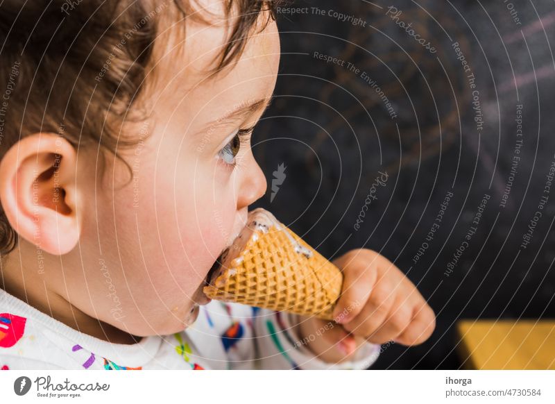 Ein Baby isst Eiscreme Hintergrund schön Junge Kaukasier Kind Nahaufnahme Sahne niedlich Dessert essen Essen Gesicht Familie Lebensmittel Spaß lustig Glück